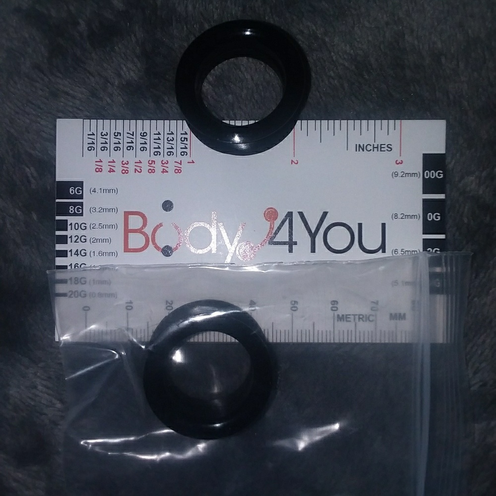 Black silicone tunnels